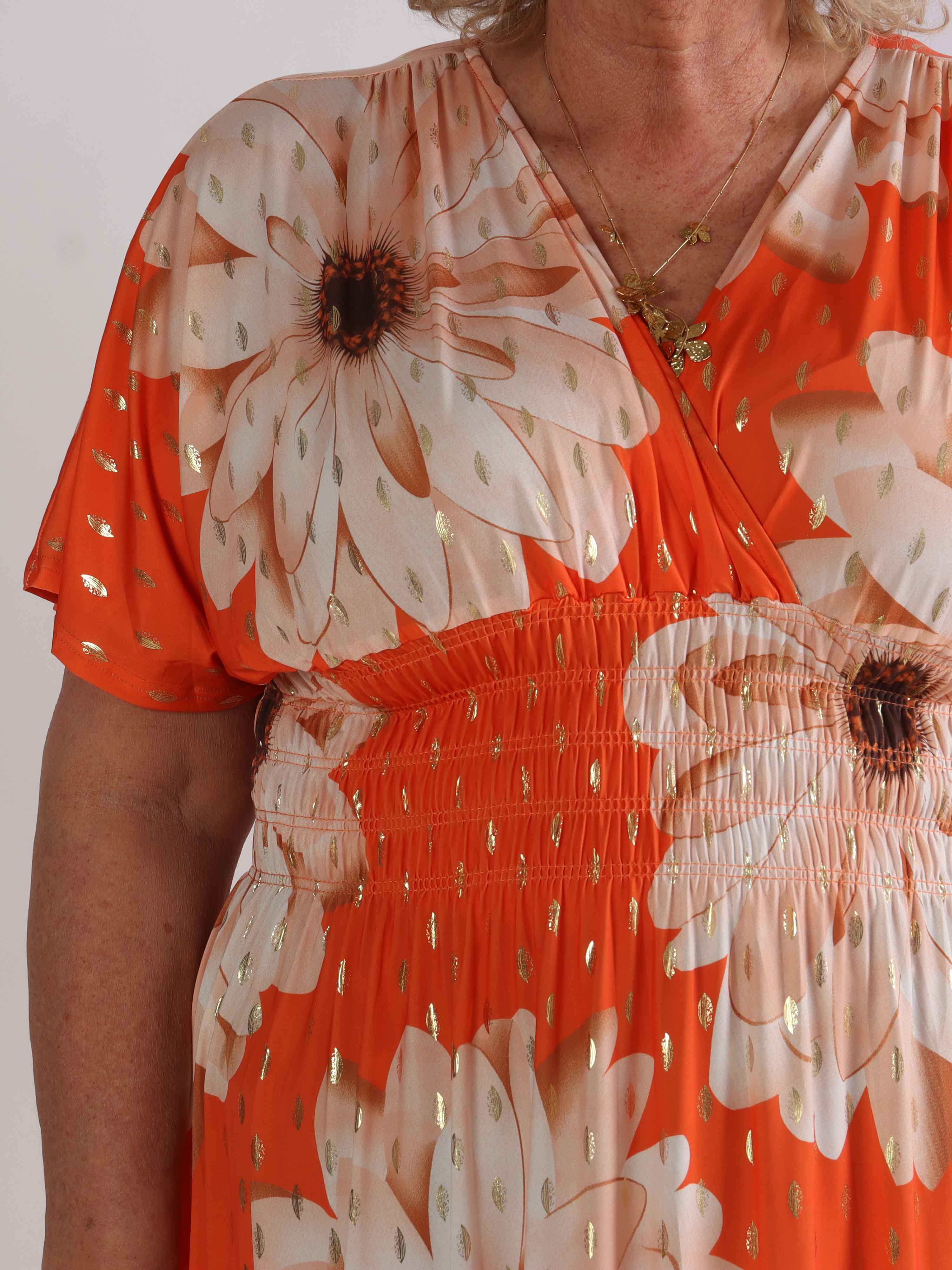 Pams Eden - Lang plus size kjole med store blomster og guld dutter